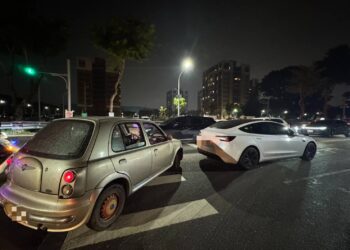 自小客追撞事故 左營警馳赴現場 當場破獲偷車案