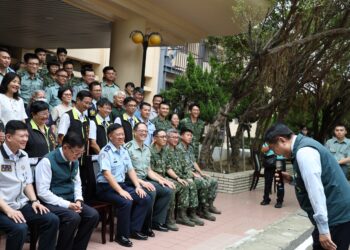 中秋慰勞國軍 黃偉哲贈慰勞金與農特產感謝官兵辛勞付出