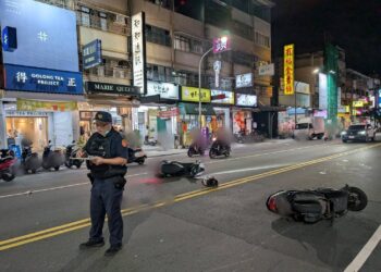 小港區漢民路二機車擦撞三人受傷交通意外事故 小港警迅速到場測繪及協助送醫