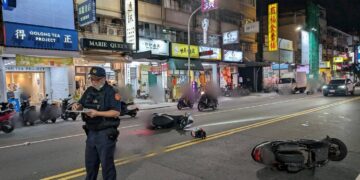 小港區漢民路二機車擦撞三人受傷交通意外事故 小港警迅速到場測繪及協助送醫