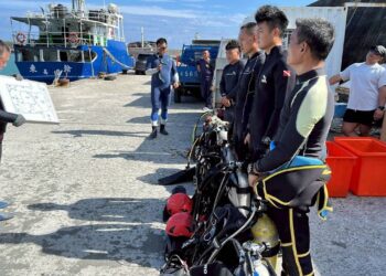 國際衝浪公開賽將登場  臺東縣動員潛水人員淨海清出388公斤海廢物
