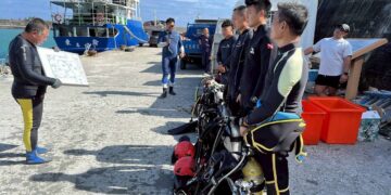 國際衝浪公開賽將登場  臺東縣動員潛水人員淨海清出388公斤海廢物