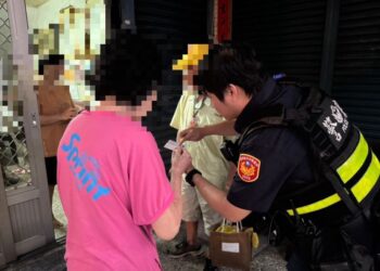熱心警助失智翁返家 屏東警雨中即時伸援手