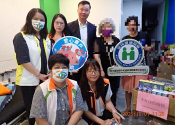 執行署花蓮分署長蔡英俊攜手健保署東區業務組中秋送暖關懷罕病兒及單親媽
