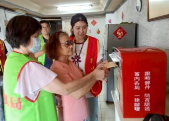 高雄郵局中秋送愛　化身天使關懷孤老