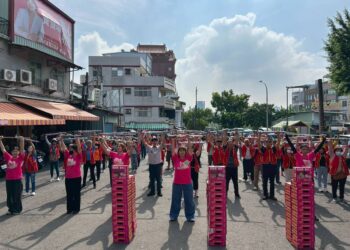 華山基金會111舞動拐杖節 「義」起快閃左營哈囉市場