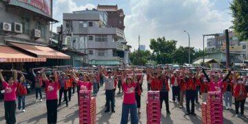 華山基金會111舞動拐杖節　「義」起快閃左營哈囉市場