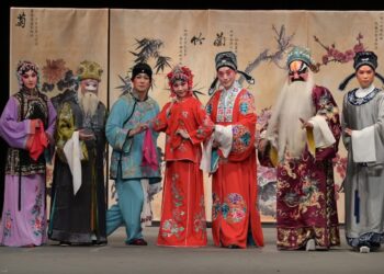 京劇療癒獨居長輩     新北龍馬湖據點長輩觀賞「緣戲婆媳」     青年演員助傳承生命經驗