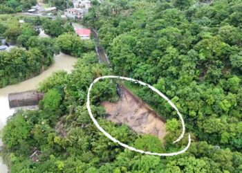 影音/豪雨狂炸平溪線嶺腳車站鐵軌附近路基淘空 平溪線暫停營運