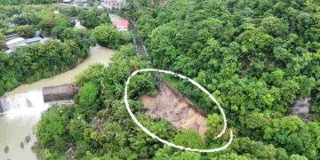 影音/豪雨狂炸平溪線嶺腳車站鐵軌附近路基淘空 平溪線暫停營運