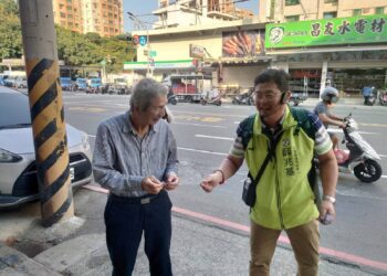 追垃圾車拜票! 薛兆基不靠宣傳車徒步巷弄聽民意