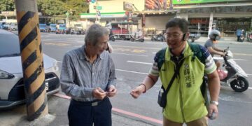 追垃圾車拜票! 薛兆基不靠宣傳車徒步巷弄聽民意