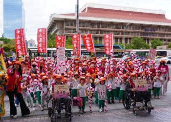 橘帽「老」學生現身 百歲人瑞台北車站領