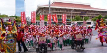 橘帽「老」學生現身 百歲人瑞台北車站領