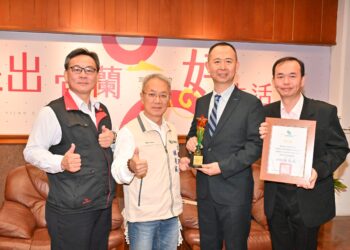 亞洲義大利門板公司榮獲海外臺商磐石獎  董事長謝茂山獲代理縣長接見表揚