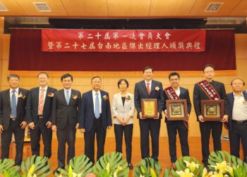 王正坤醫師捐600萬元建「王正坤講堂」回饋成大 再獲教育部金質獎牌表揚