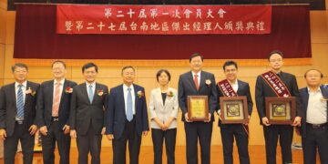 王正坤醫師捐600萬元建「王正坤講堂」回饋成大 再獲教育部金質獎牌表揚