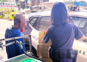 孱弱獨居老翁蹲路旁 枋警暖心護送返家