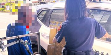 孱弱獨居老翁蹲路旁 枋警暖心護送返家