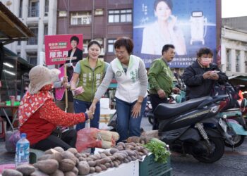 影音/民進黨陳素月鹿港市場掃街拜票 爭取民調通過獲提名