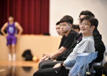 ▲彰化縣議會議長謝典霖持續關注基層體育發展，25日特地前往彰化成功高中，觀賞「彰化璞園柏力力」與「彰化成功高中籃球隊」的友誼賽。（圖／謝典霖辦公室提供）