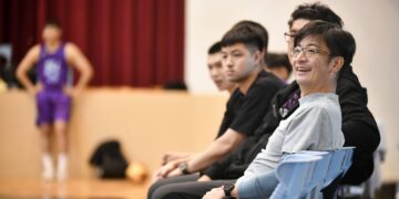 ▲彰化縣議會議長謝典霖持續關注基層體育發展，25日特地前往彰化成功高中，觀賞「彰化璞園柏力力」與「彰化成功高中籃球隊」的友誼賽。（圖／謝典霖辦公室提供）