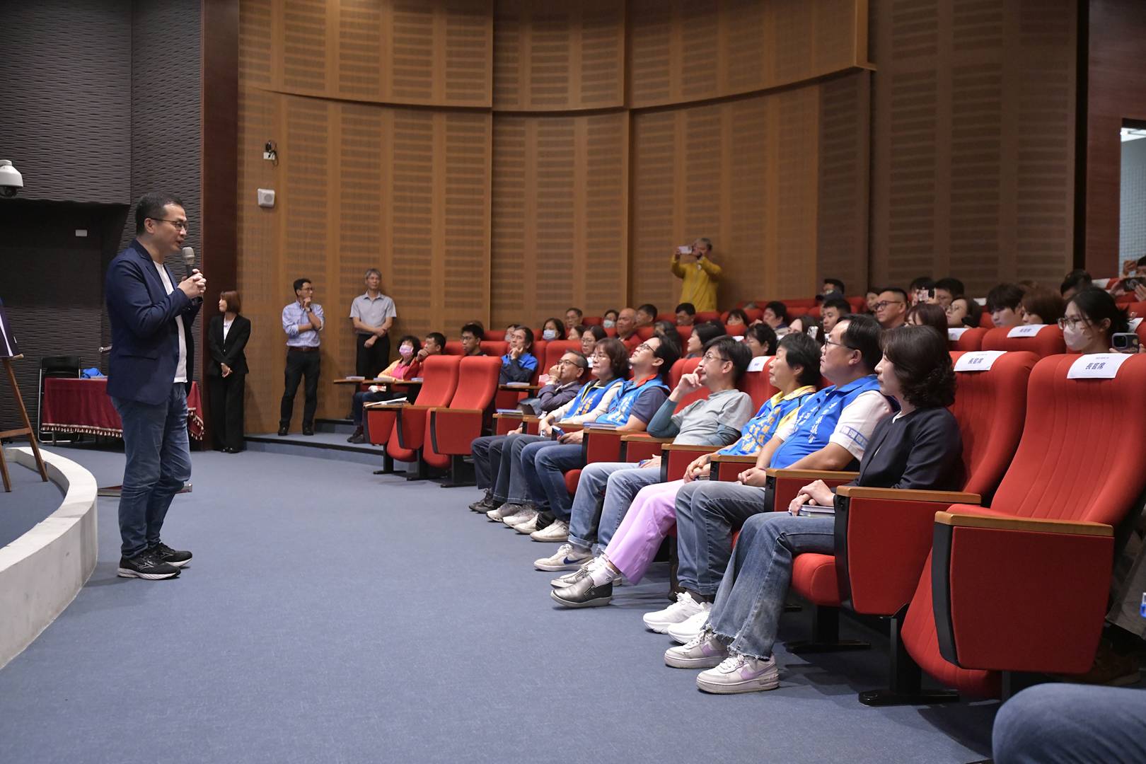 ▲羅智強立委在彰化縣議會主辦的第三屆議政沙龍結業式進行《政治的熱情:創意和行動》專題演講。(圖/謝典霖辦公室提供)