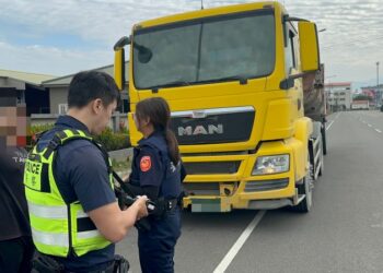 拂曉出擊　里港警清晨時段取締砂石車違規70件