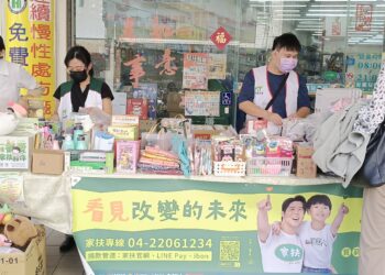 安麗兒藥局守護社區民眾健康 全體藥師連續十年支持家扶「無窮世代」