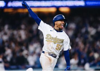 影/《MLB世界大賽》「木屐」貝茲打下關鍵2分安打 道奇驚滔駭浪中險勝藍鳥逼出第七戰!