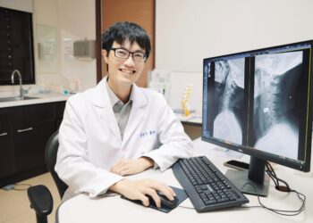 長期低頭補貨傷頸椎   「人工頸椎間盤置換術」助患者加速康復