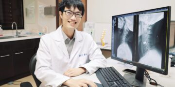 長期低頭補貨傷頸椎   「人工頸椎間盤置換術」助患者加速康復