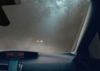 秋冬行車安全必修課：防起霧、雨刷跳動、電力不足的保養重點