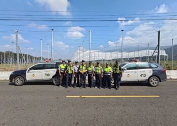 國小姐妹花路邊張望 熱心內埔警協助返家