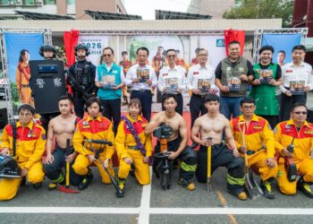 嘉義縣消防猛男桌曆亮相　警消首度跨界合拍氣勢爆棚