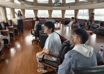 高雄港打造 AIoT 科技碼頭 空大師生實地走訪看見智慧港未來