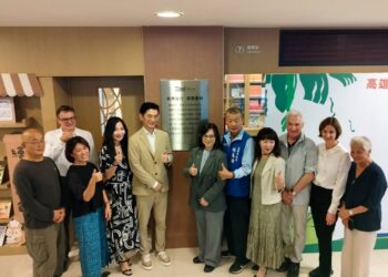 高市圖美濃分館十年館慶「樂讀馬戲」登場 揭牌致敬鍾兆銘校長教育精神