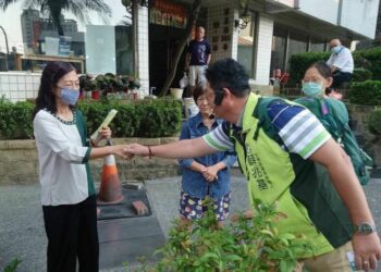 單槍匹馬追垃圾車拜票 高雄左楠區議員參選人『楠梓漢薛兆基』用腳步傾聽基層聲音