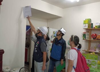 新店社區擋土牆坍塌     侯友宜視察確認安全      周邊50名住戶明早可「先行返家」