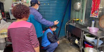 新北市場處四年有成     攤商安裝截留器或細濾網     71處攤集區擺脫水溝惡臭