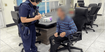 民眾洽公行動不便 內埔警暖心攙扶