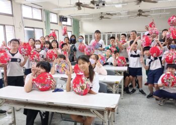 影音/從傳統走向文創 林朝欽走入宜蘭校園分享燈籠創意