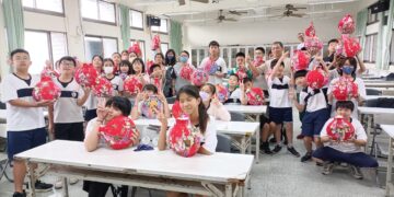 影音/從傳統走向文創 林朝欽走入宜蘭校園分享燈籠創意