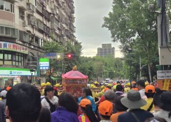 影音/粉紅超跑來了 媽祖駕到吸引信眾前來新北祈福平安