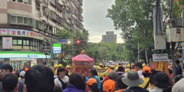 影音/粉紅超跑來了 媽祖駕到吸引信眾前來新北祈福平安