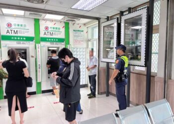 普發現金郵局領現首日　枋寮警守望維護治安與反詐騙