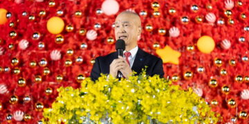 雙春金蛇年最高火紅15米聖誕樹　璀璨國北教大！