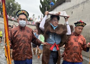 八堡圳跑水節登場　柯呈枋披簑衣引水　