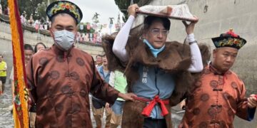 八堡圳跑水節登場　柯呈枋披簑衣引水　