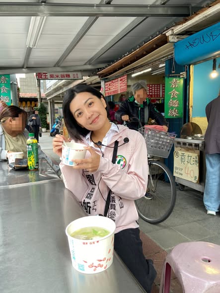 ▲劉品妡用腳步走進市場,用心傾聽每一位市民的聲音,以最直接的方式爭取民眾的支持。(圖/劉品妡臉書)